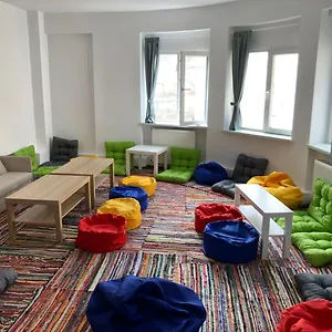 bucarest-penthouse-hostel.bucharesthotelsnow.com/